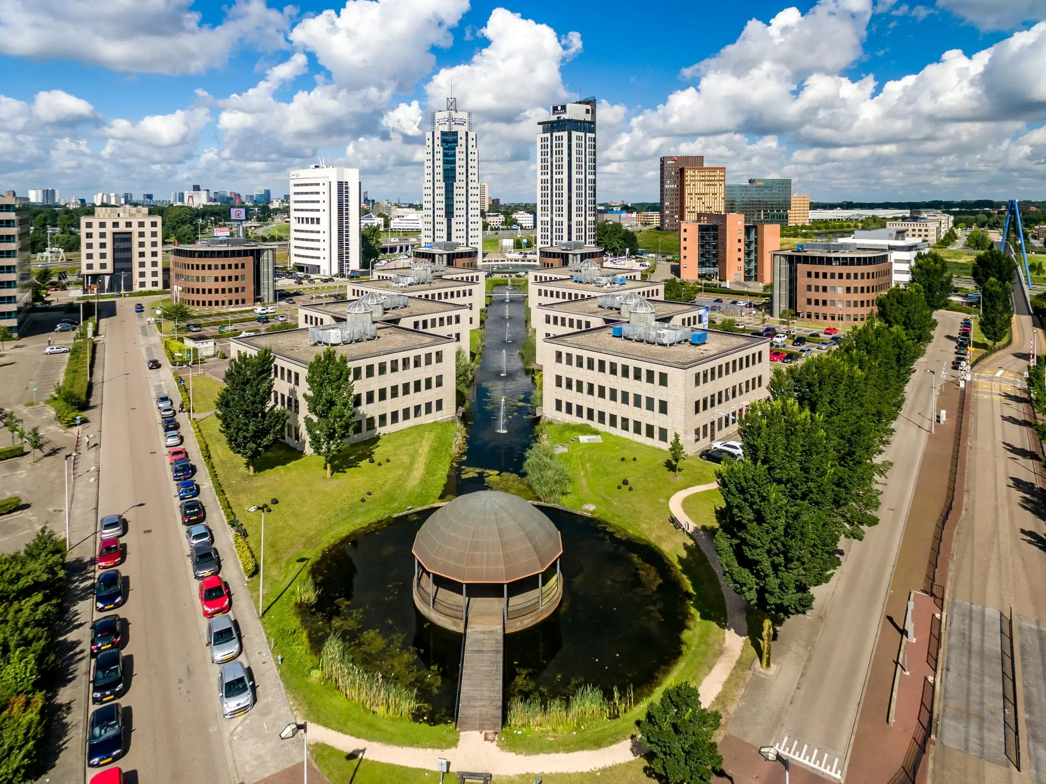 Luchtfoto van Rivium 1e Straat in Capelle aan den IJssel met moderne kantoorgebouwen en een vijver met looppad.